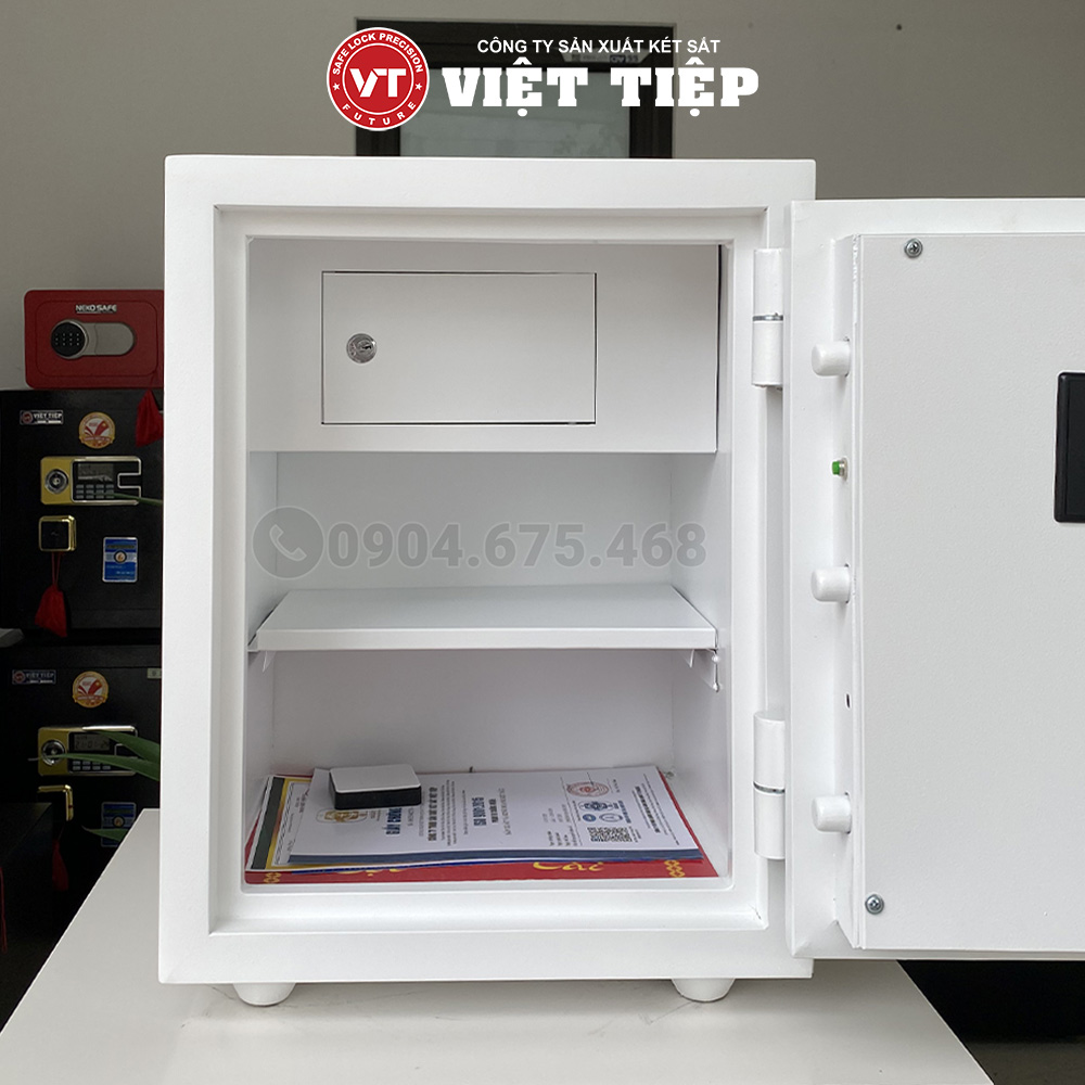 Két VM68 màu trắng với chốt inox đúc đặc Két sắt VM68 màu trắng với 3 ngăn lưu trữ