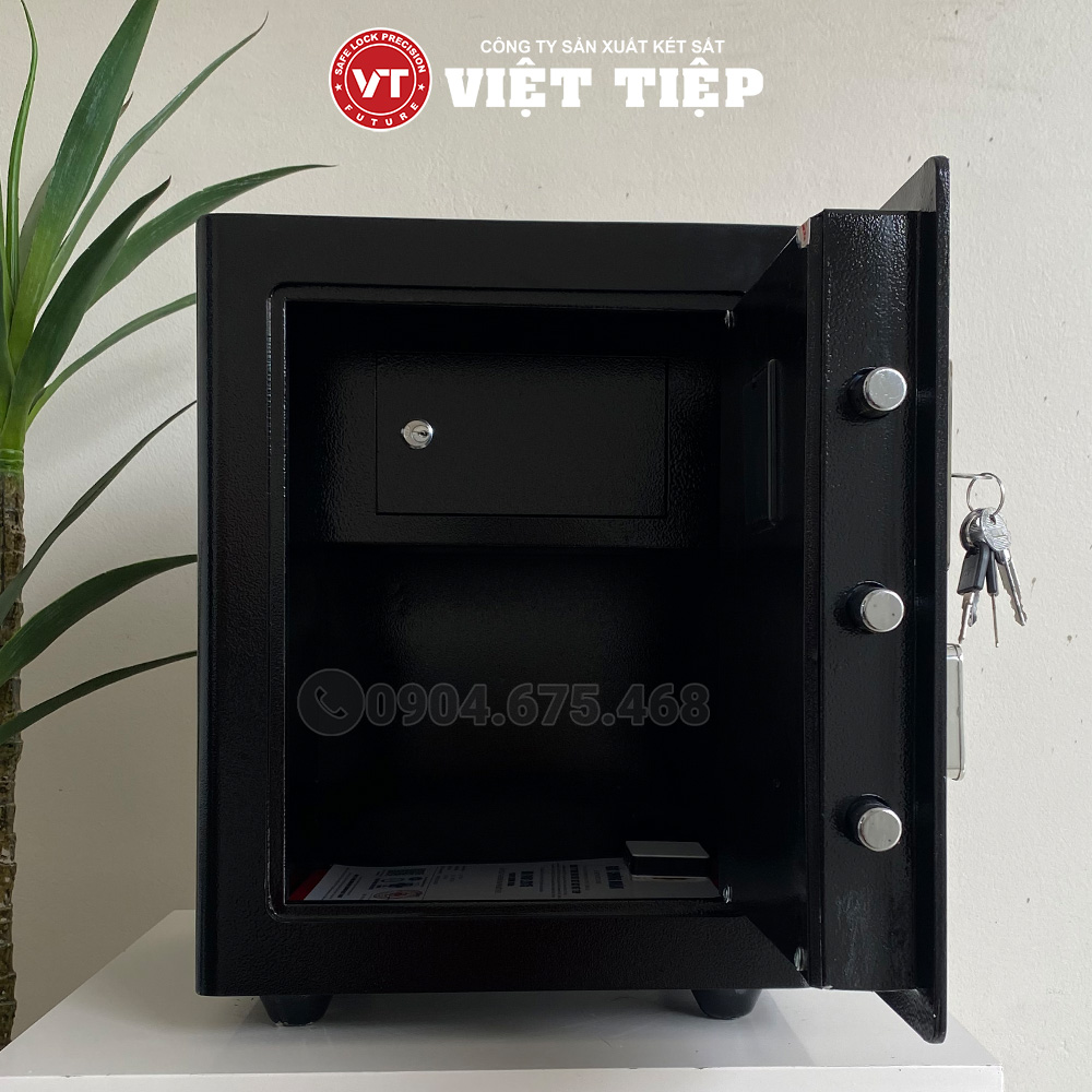 Nội thất bao gồm hai ngăn chứa của két VT56 màu đen Nội thất bao gồm hai ngăn chứa của két VT56 màu đen