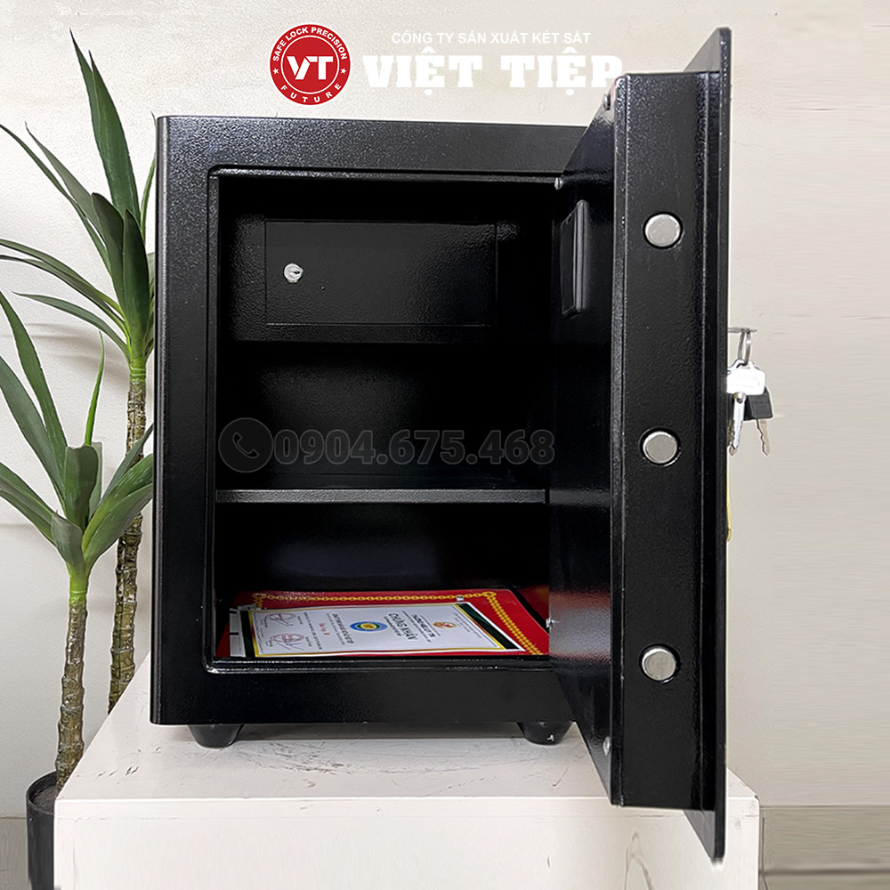 Không gian lưu trữ 3 ngăn của két DT68 màu đen Không gian lưu trữ 3 ngăn của két DT68 màu đen